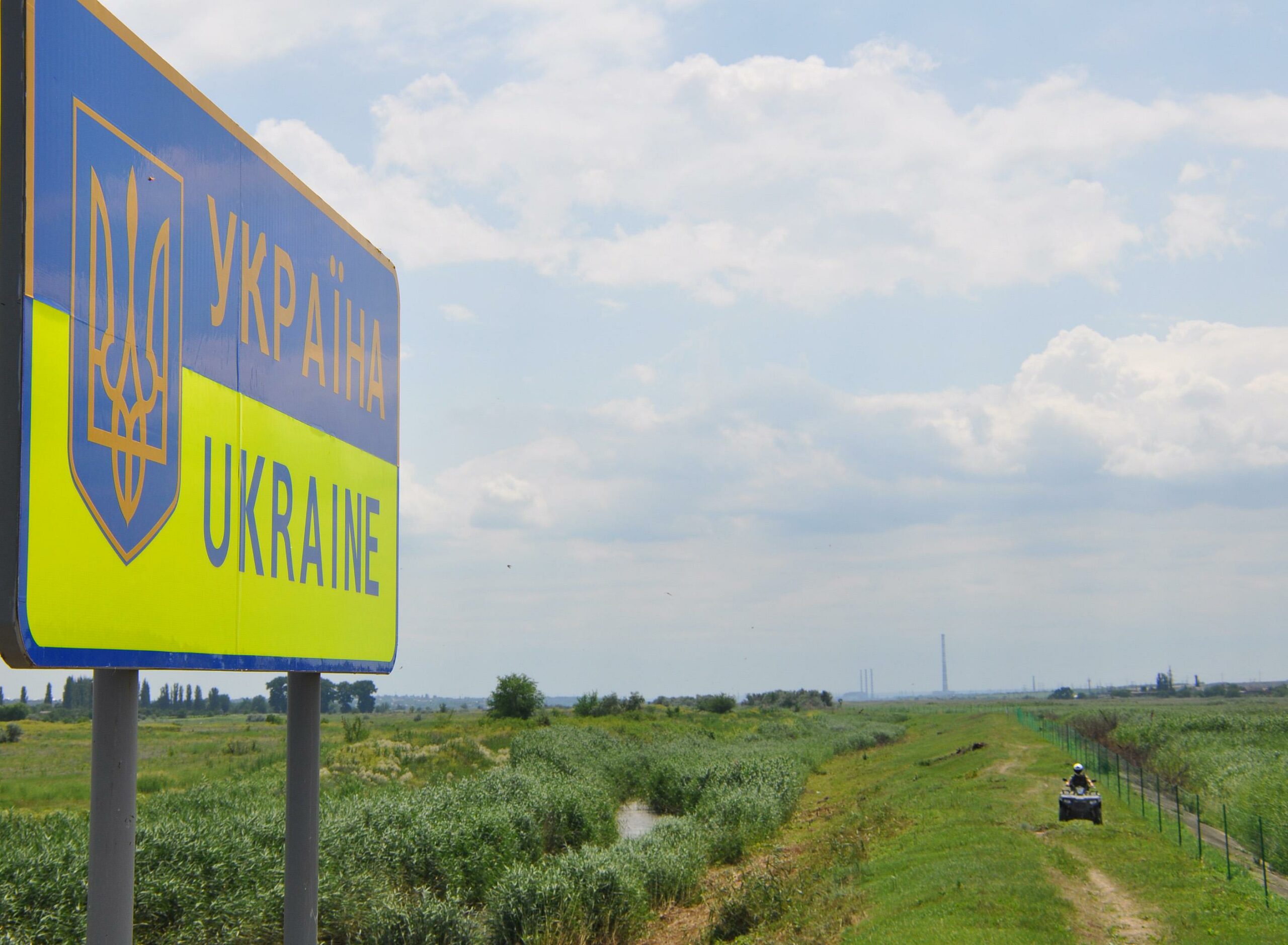 Перетин заборонено! Як прикордонники самостійно виготовляють колючий дріт для українських кордонів